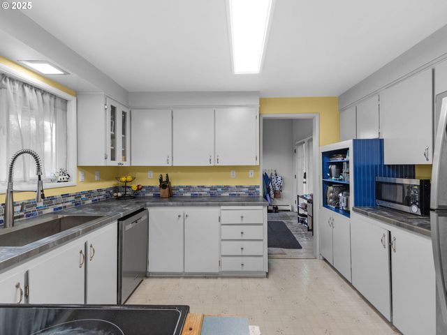 89655 SEA BREEZE Dr, Warrenton, OR 97146