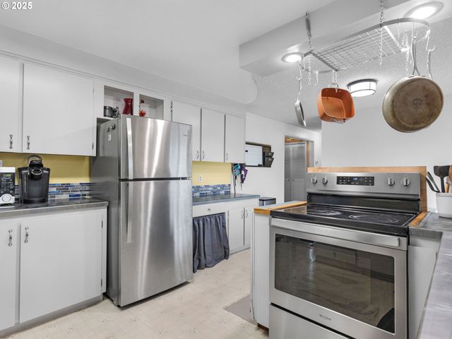 89655 SEA BREEZE Dr, Warrenton, OR 97146