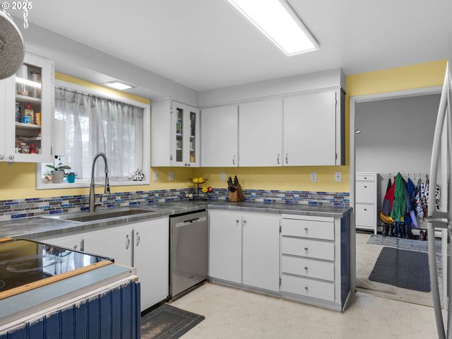 89655 SEA BREEZE Dr, Warrenton, OR 97146