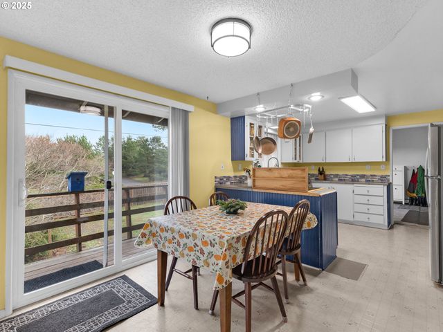 89655 SEA BREEZE Dr, Warrenton, OR 97146