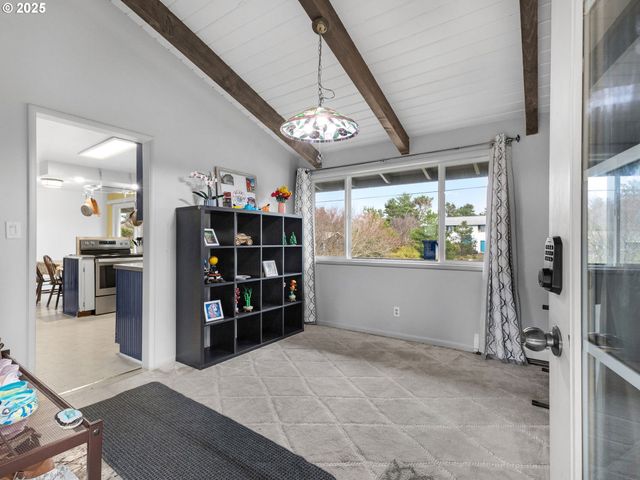 89655 SEA BREEZE Dr, Warrenton, OR 97146