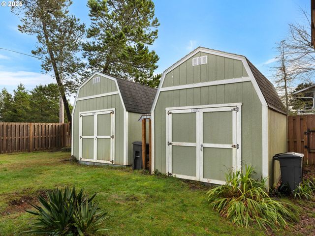 89655 SEA BREEZE Dr, Warrenton, OR 97146