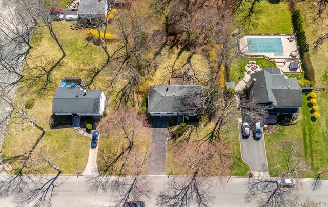 17 Peacock Lane, Commack, NY 11725