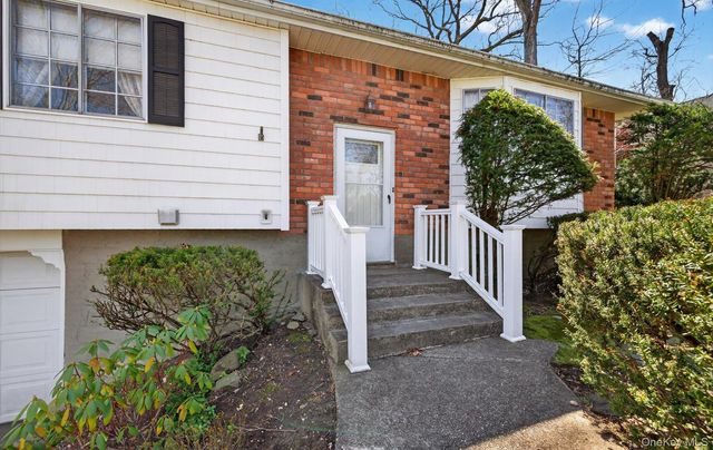 17 Peacock Lane, Commack, NY 11725