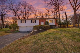 17 Peacock Lane, Commack, NY 11725