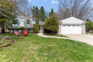 579 Fox River Drive, Bloomfield Charter Township, MI 48304