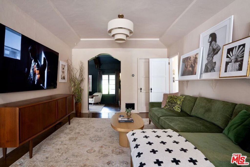 Image 15 of property listing at 5015 W 20th Street, Los Angeles, CA 90016