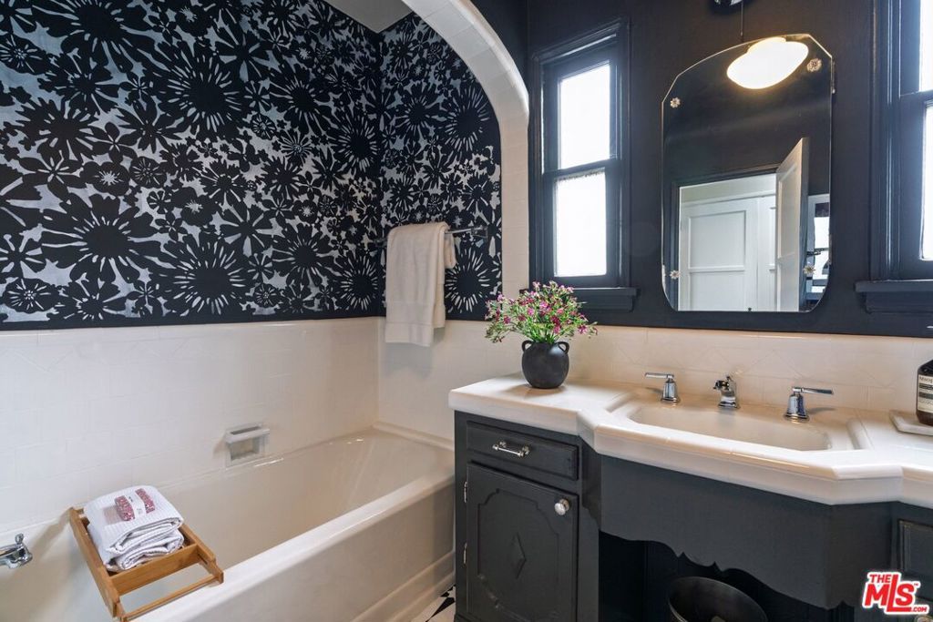 Image 46 of property listing at 5015 W 20th Street, Los Angeles, CA 90016