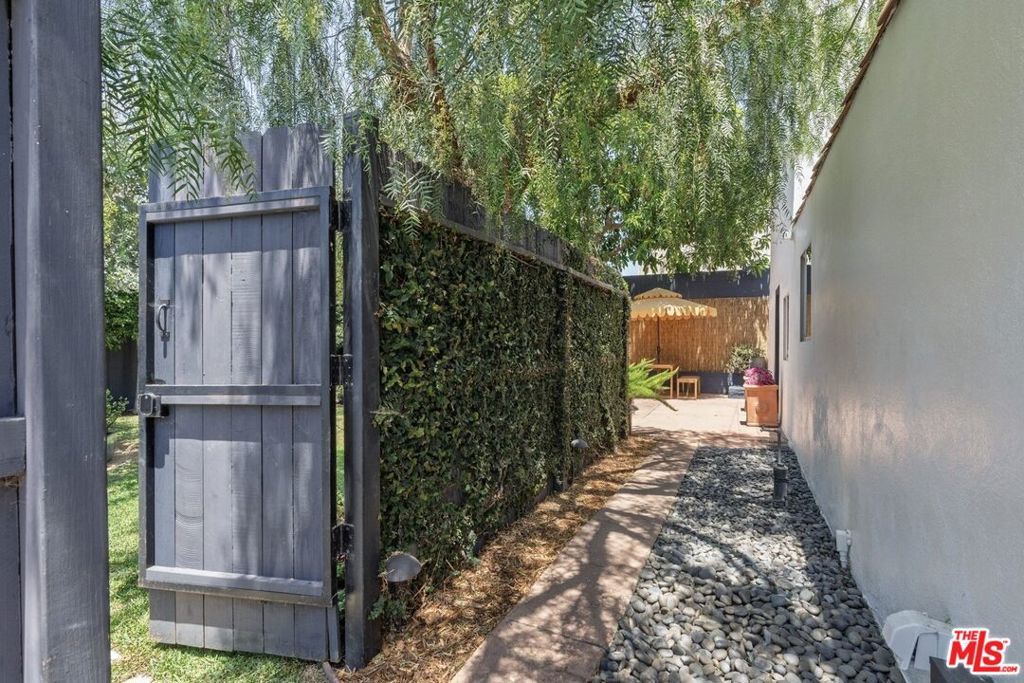 Image 53 of property listing at 5015 W 20th Street, Los Angeles, CA 90016