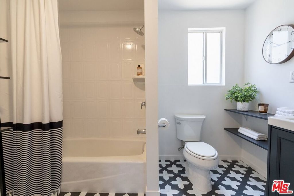 Image 62 of property listing at 5015 W 20th Street, Los Angeles, CA 90016