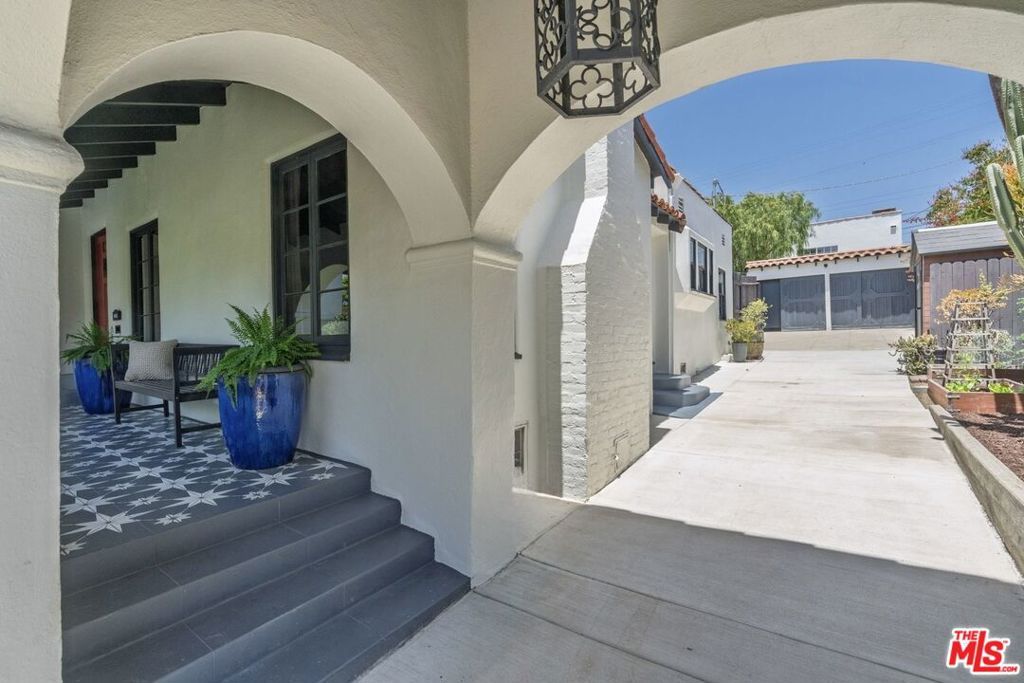 Image 70 of property listing at 5015 W 20th Street, Los Angeles, CA 90016