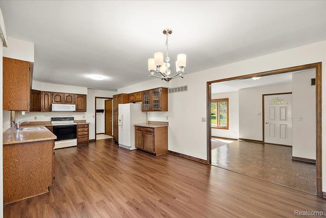 1081 Eagle Nest Drive, Oakland Charter Township, MI 48306
