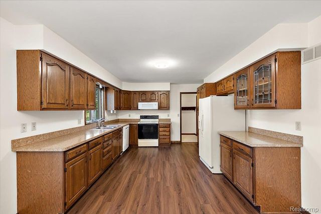 1081 Eagle Nest Drive, Oakland Charter Township, MI 48306
