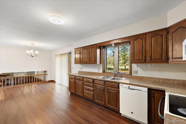 1081 Eagle Nest Drive, Oakland Charter Township, MI 48306