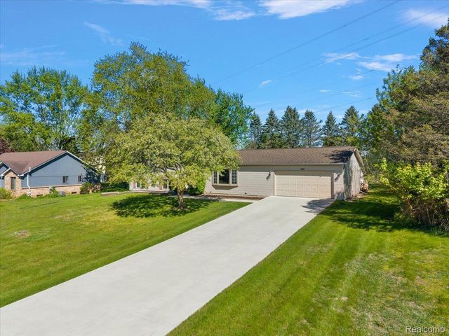 1081 Eagle Nest Drive, Oakland Charter Township, MI 48306