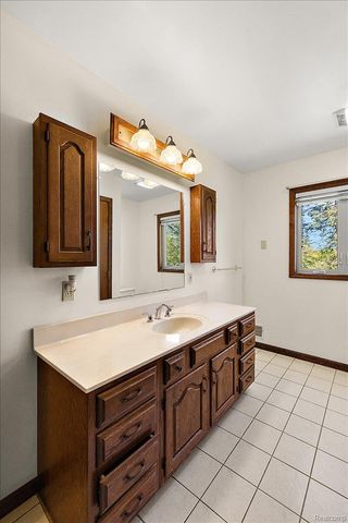 1081 Eagle Nest Drive, Oakland Charter Township, MI 48306