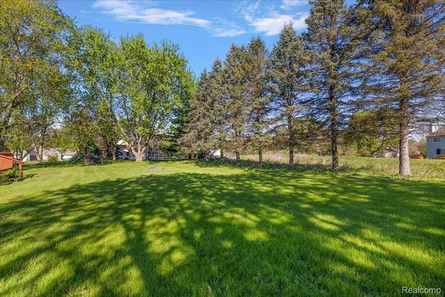 1081 Eagle Nest Drive, Oakland Charter Township, MI 48306