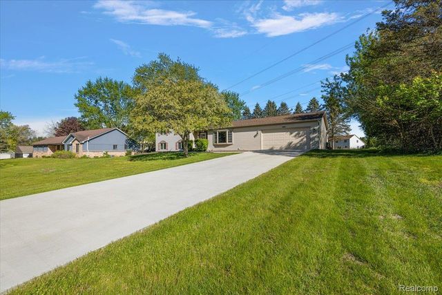 1081 Eagle Nest Drive, Oakland Charter Township, MI 48306