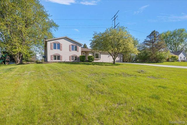 1081 Eagle Nest Drive, Oakland Charter Township, MI 48306