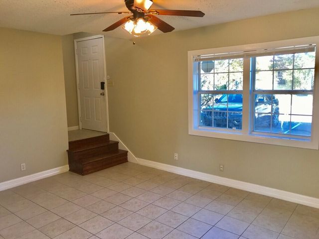 210 Austin Street, Grapevine, TX 76107