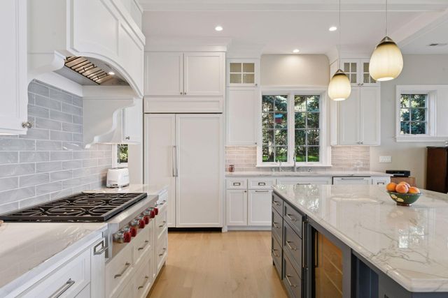 245 Lakeview Avenue, Tonka Bay, MN 55331