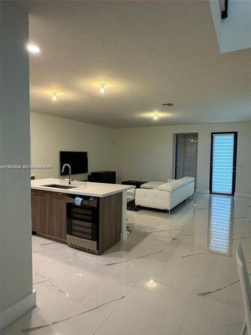 10376 NW 76th Ter, Doral, FL 33178