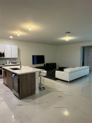 10376 NW 76th Ter, Doral, FL 33178