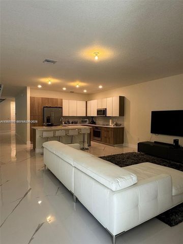 10376 NW 76th Ter, Doral, FL 33178