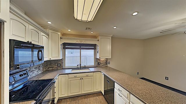 3905 Regatta Road, Yukon, OK 73099