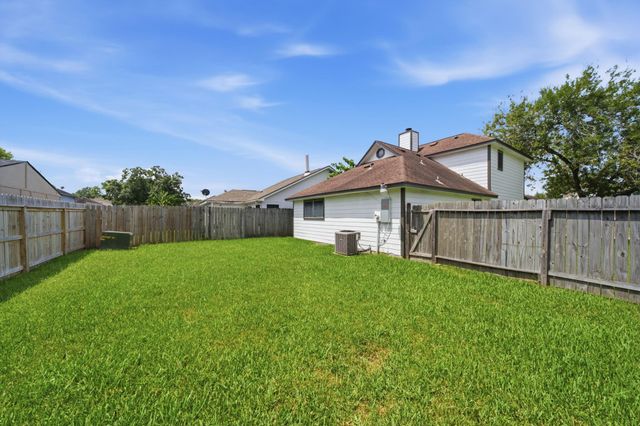 5820 Guadalupe Drive, Dickinson, TX 77539