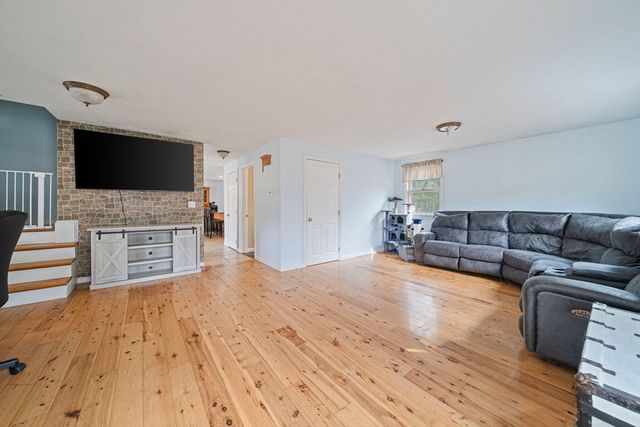 15 Rockland St, Hanover, MA 02339