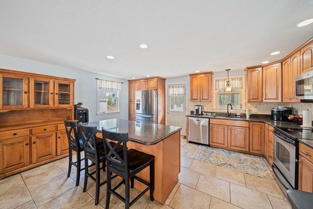 15 Rockland St, Hanover, MA 02339
