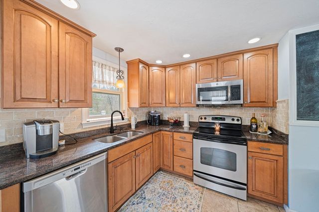 15 Rockland St, Hanover, MA 02339