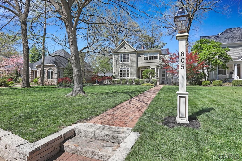 805 Saint Louis Street, Edwardsville, IL 62025