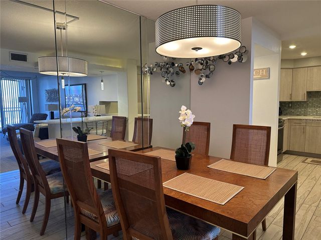 1 KEY CAPRI 303W, Treasure Island, FL 33706