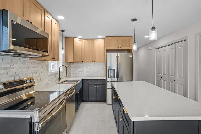 53 Comstock Av, Providence, RI 02907