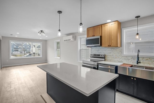 53 Comstock Av, Providence, RI 02907