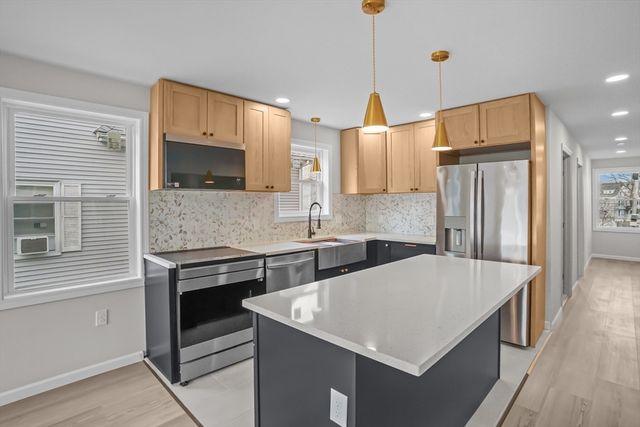 53 Comstock Av, Providence, RI 02907