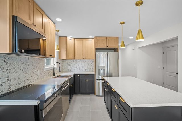 53 Comstock Av, Providence, RI 02907