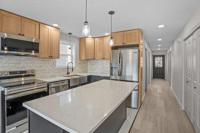 53 Comstock Av, Providence, RI 02907