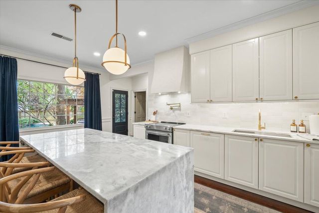 1863 BROOKSEDGE DR, Germantown, TN 38138