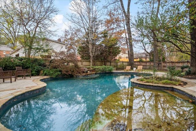 1863 BROOKSEDGE DR, Germantown, TN 38138