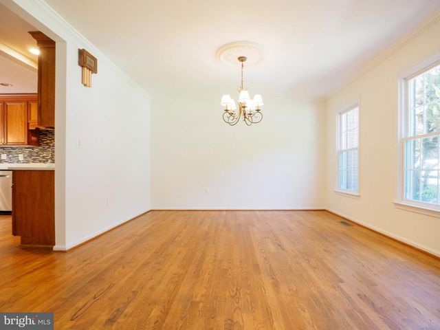 9614 LOCUST HILL DR, Great Falls, VA 22066