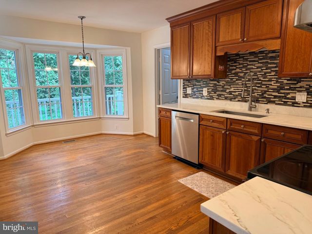 9614 LOCUST HILL DR, Great Falls, VA 22066