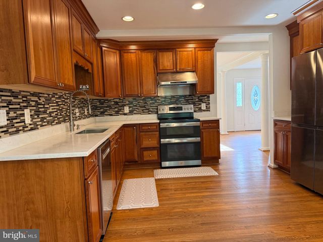 9614 LOCUST HILL DR, Great Falls, VA 22066