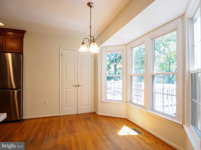 9614 LOCUST HILL DR, Great Falls, VA 22066
