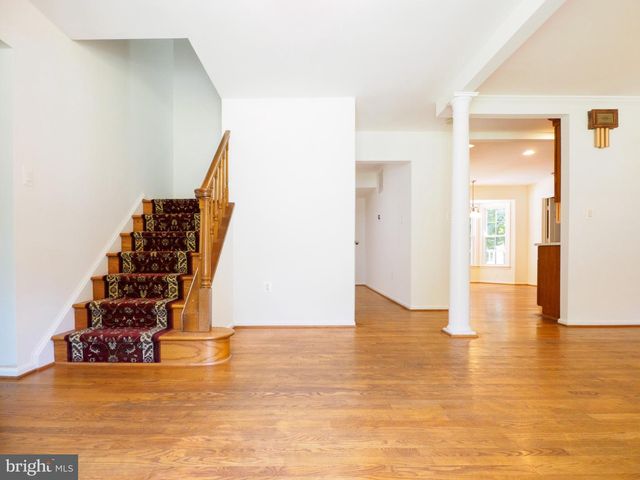 9614 LOCUST HILL DR, Great Falls, VA 22066