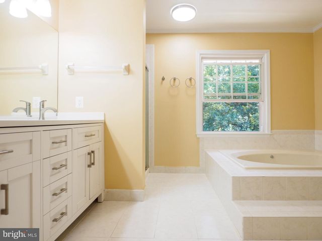 9614 LOCUST HILL DR, Great Falls, VA 22066