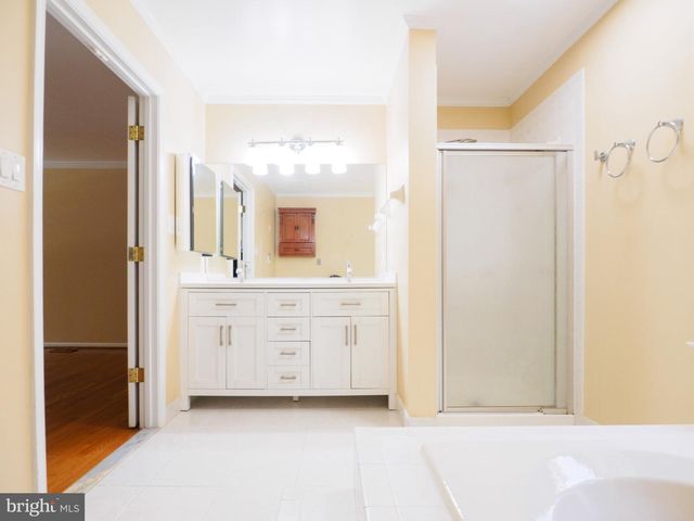9614 LOCUST HILL DR, Great Falls, VA 22066