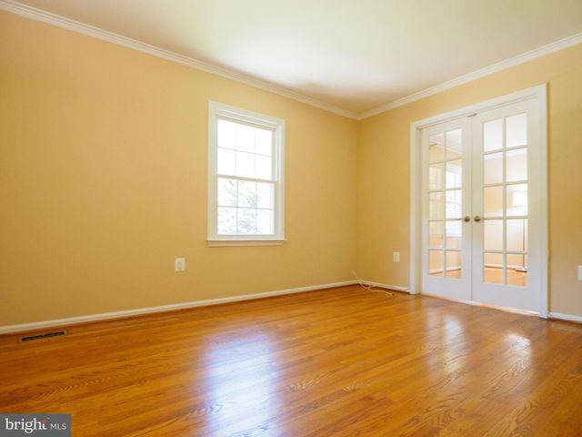 9614 LOCUST HILL DR, Great Falls, VA 22066
